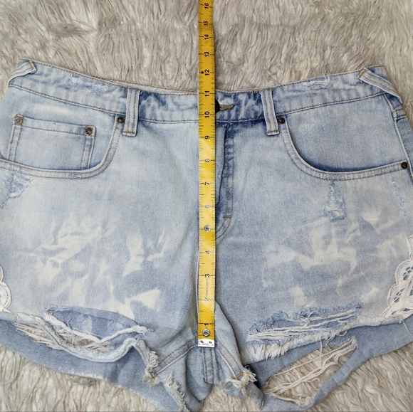 Free People Lace Distressed Denim Shorts Size 30 - Picture 11 of 12